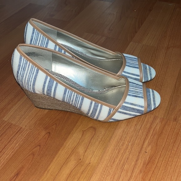 💙Easy Spirit Brigette wedge pump sandal Blue stripe nautical Espadrille Size 8 - Picture 2 of 8